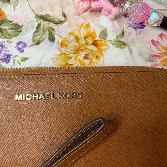 Michael Kors Jet Set Travel Brown Saffiano Leather continental zip aroundWallet - Picture 2 of 12